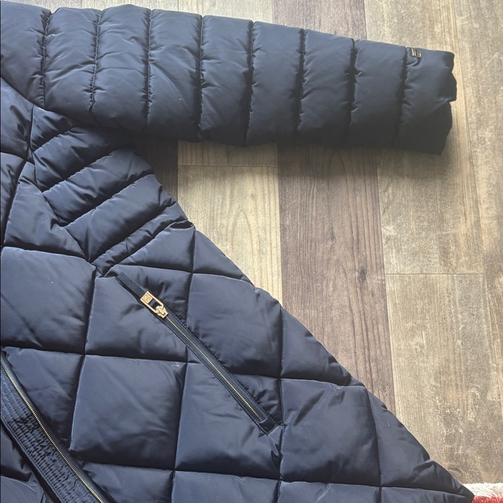 Tommy Hilfiger women's navy blue diamond-quilted puffer jacket with faux fur - Picture 3 of 3
